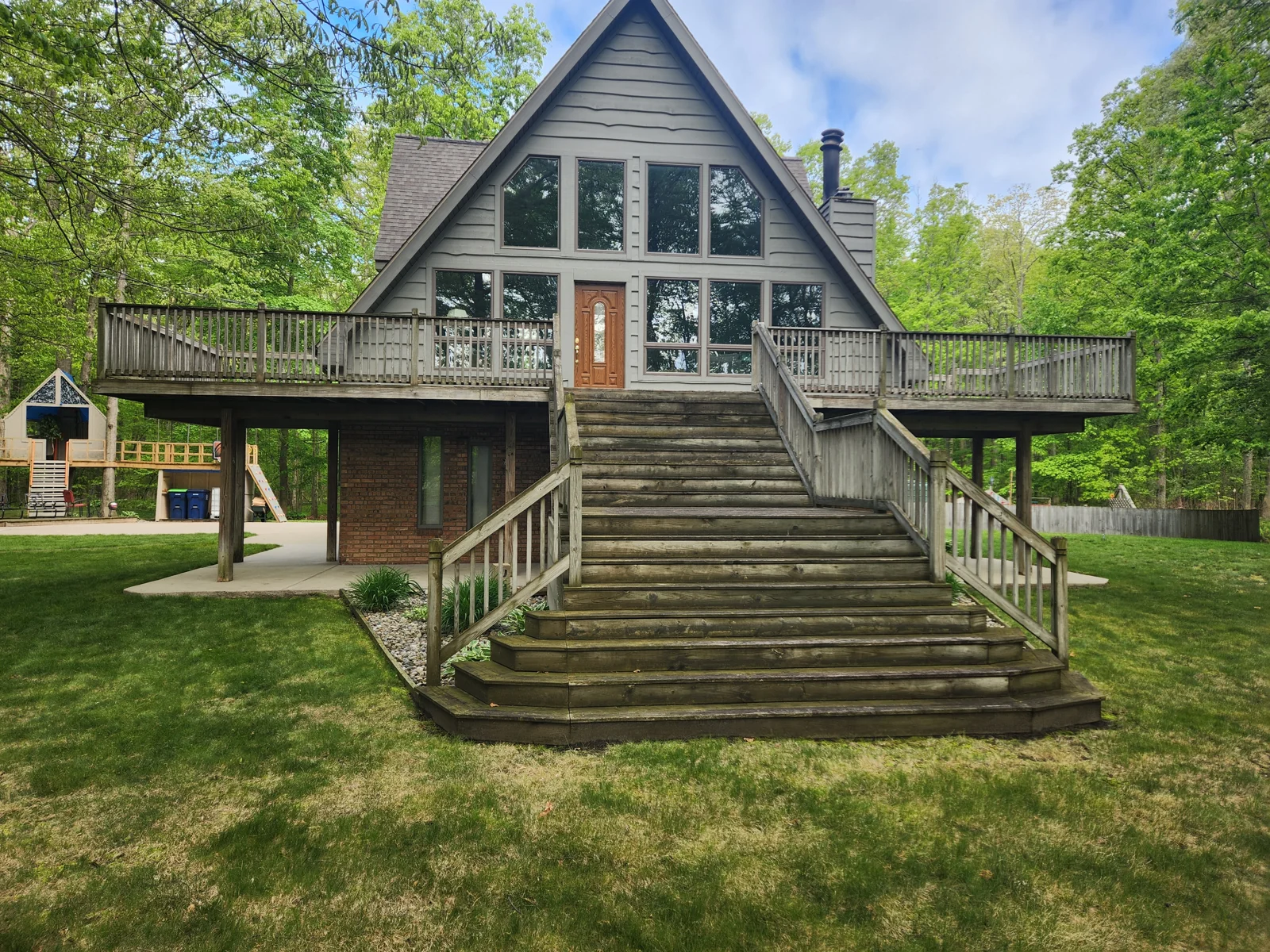 Wood deck and stairs before Kodiak cleaning