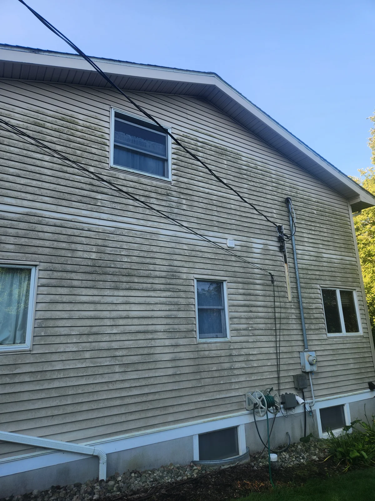 House siding before Kodiak cleaning